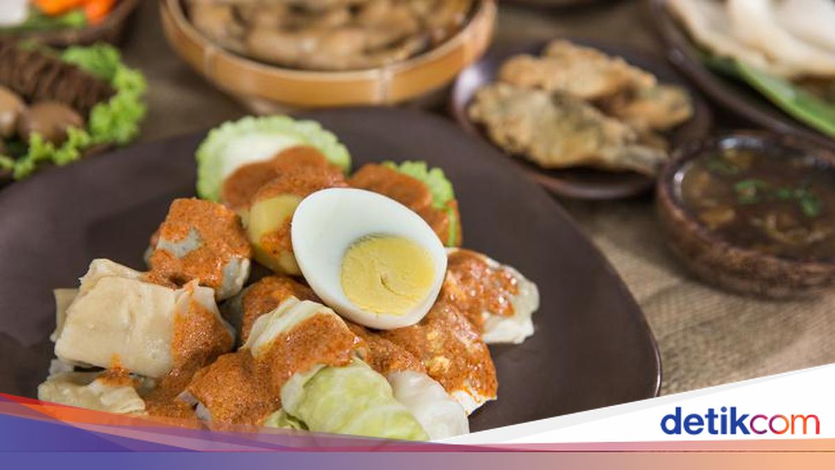 Siomay Sate Lontong Pak Kumis: Rasa yang Menggoda di Setiap Suapan